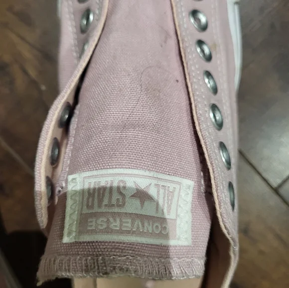 Size 9 Converse - Picture 2 of 4